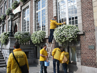 N-VA Hasselt wast symbolisch de ramen van het stadhuis